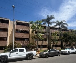 Building Photo - 4041 Oakcrest Dr