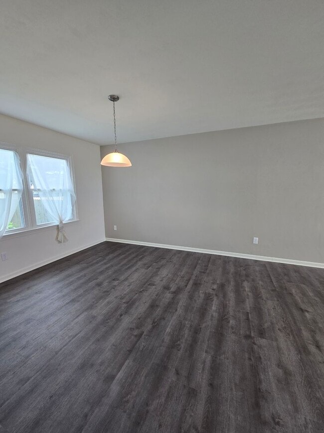 Building Photo - Beautifully renovated 4 bedroom home in Vi...