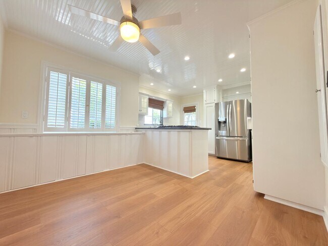 Building Photo - 12552 Oxnard St