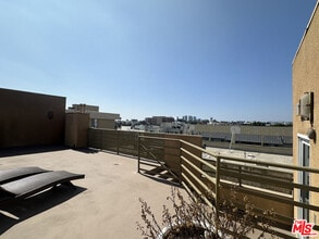 Building Photo - 8614 Burton Way