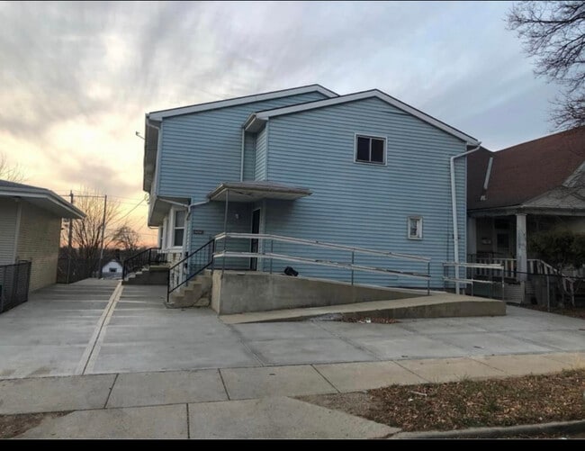 Building Photo - 1521 S 33rd St