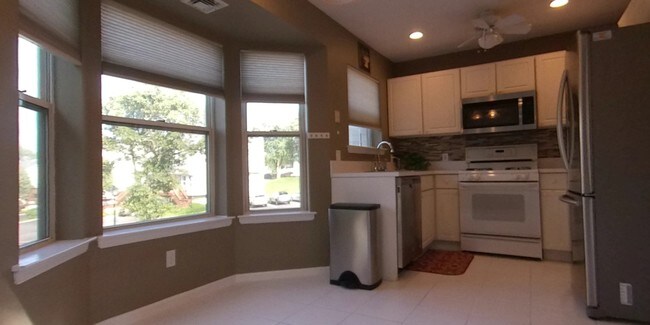 Kitchen - 20 Leeward Ln