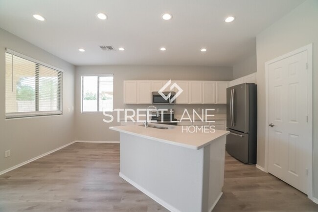 Building Photo - Spacious 6 bedroom home with a POOL in Sur...