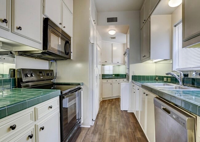 Building Photo - 7937 Woodway Dr