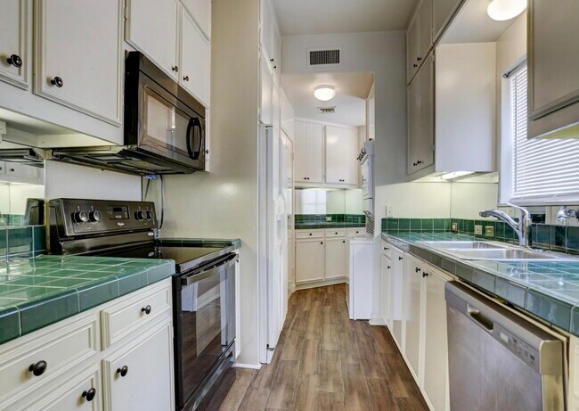 Foto del edificio - 7937 Woodway Dr