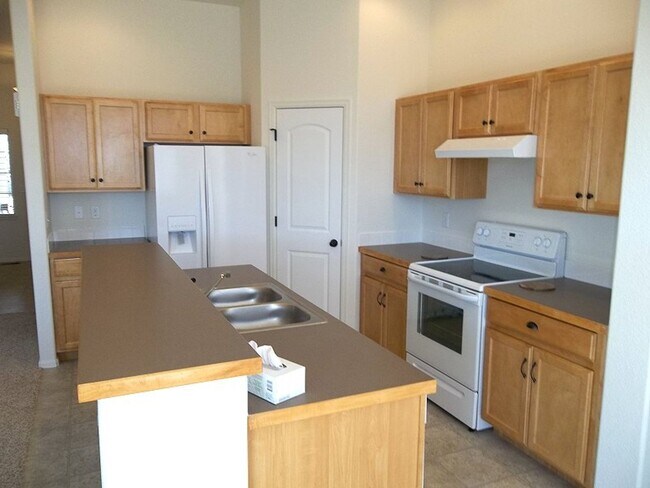 Foto del edificio - Spacious 4 Bedroom Home with Walk-Out Basement