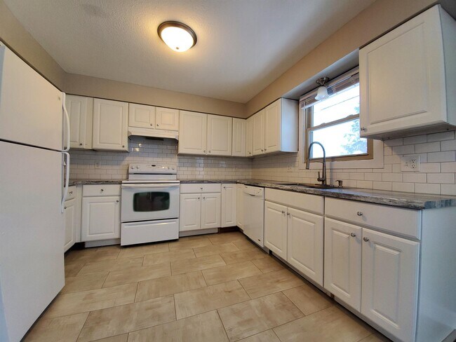 Building Photo - 4103-19 1/2 19 1/2 Ln NW