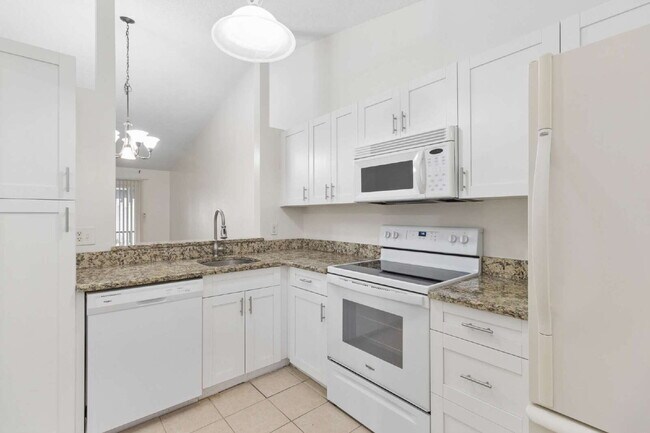Building Photo - This 3/2 Beautiful Villa-Style Condo on Desirable Coverplace Community of Palm Harbor!