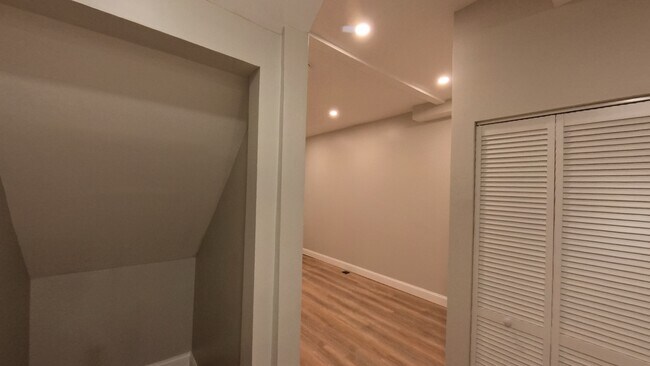 Espacio de almacenamiento debajo de las escaleras - 4646 York Rd