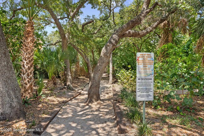 Foto del edificio - 8701 Camelia Ct