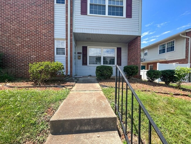 Building Photo - Adorable 2 bedroom, 2 1/2 bathroom townhom...