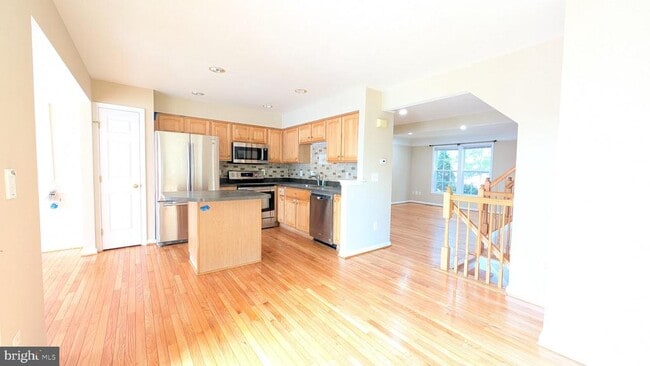 Building Photo - 211 Shirley Square SE