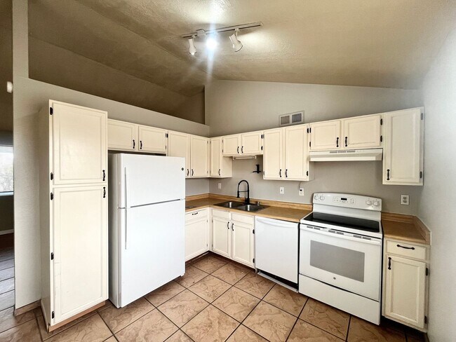 Foto del edificio - Move-In Special: ½ OFF First Month’s Rent! 2 Bedroom 1 Bathroom w/ 2 Car Garage and Fenced in Yard