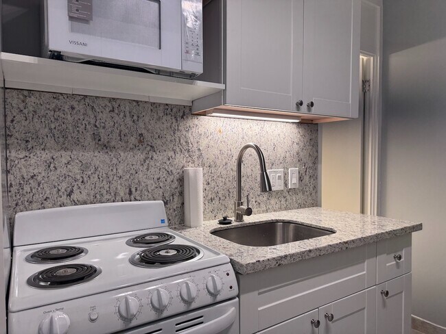 Foto del edificio - Studio W/Bath/No Parking-Recently renovate...
