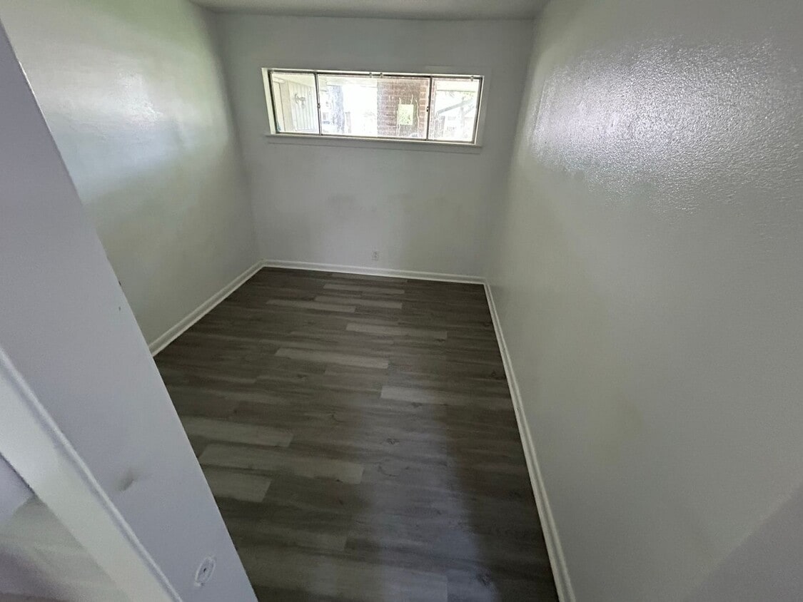 Building Photo - $100 Move In Specials