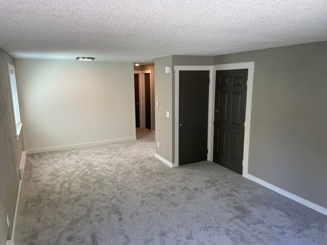 Foto del edificio - Brand new remodel - top floor 2 bedroom wi...