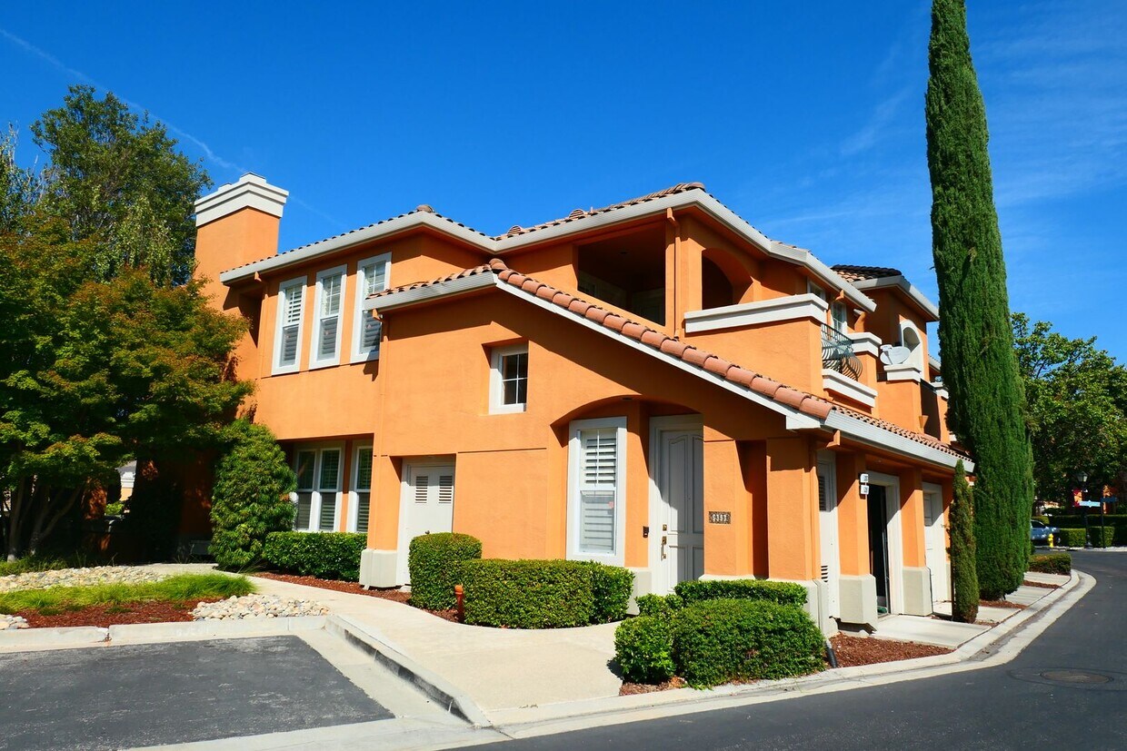 Primary Photo - 3 bedroom 2 bath townhome inside Silver Cr...