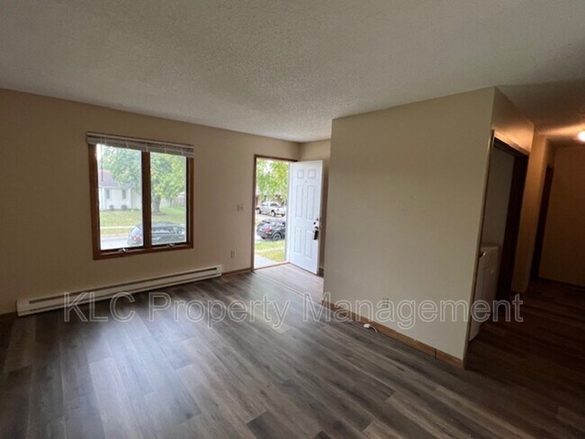 Building Photo - 1411 Hyvue St