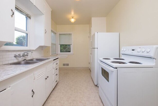 Building Photo - 1 Bedroom Duplex