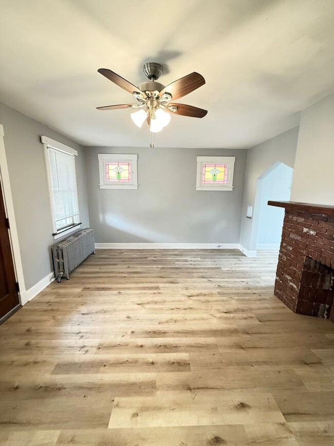 Building Photo - Upated 2 Bedroom 1 Bathroom in Beechview w...