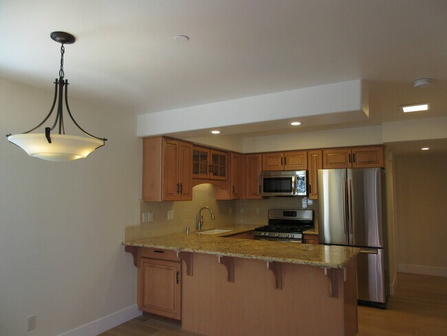 Building Photo - Newer Home in Seabright