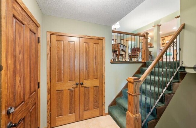 Building Photo - 10414 Valley Forge Ln N