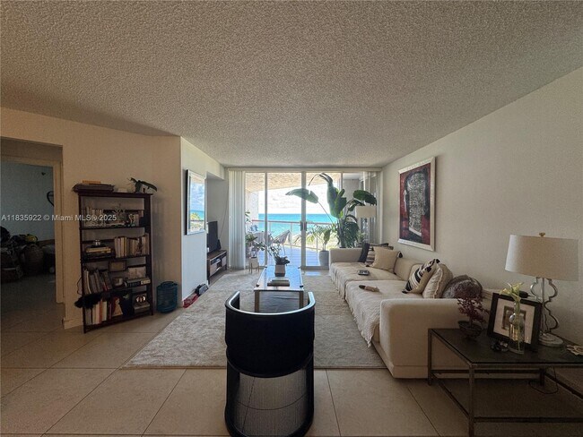 Foto del edificio - 6767 Collins Ave