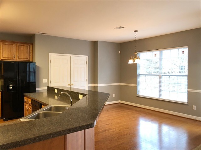 Foto del edificio - 1010 Tanyard Springs Dr