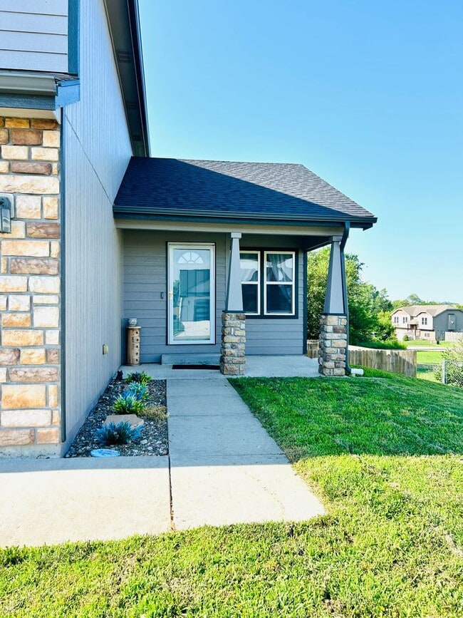 Building Photo - Beautiful Single Family Home, Sutter Woods...