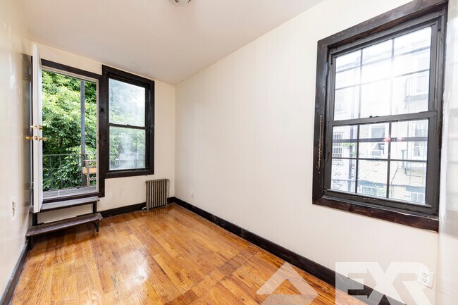 Building Photo - 279 Menahan St
