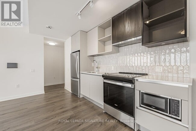 Building Photo - 395 Dundas St W