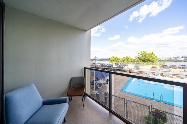 Foto del edificio - 9060 Palisade Ave