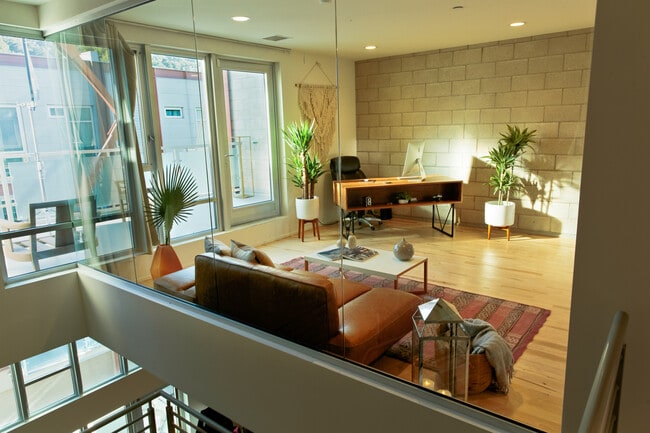 Foto del edificio - 3450 Cahuenga Blvd W