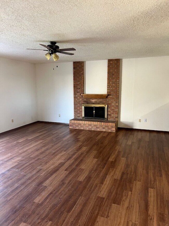 Building Photo - Beautiful 3 bedroom 2 bath 2 car garage ho...