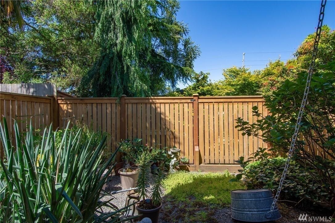 Foto principal - Charming Craftsman-Style Home in the Heart...