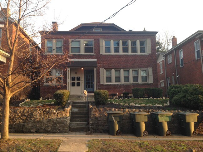 Fachada de un edificio de cuatro apartamentos - 37 W Tompkins St