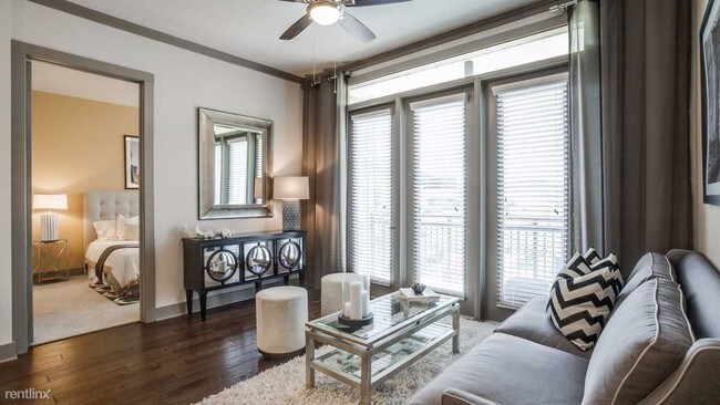 Building Photo - 1 br, 1 bath Apartment - 4420 Roseland St 324