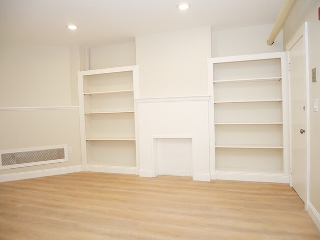Building Photo - 10 Beals St