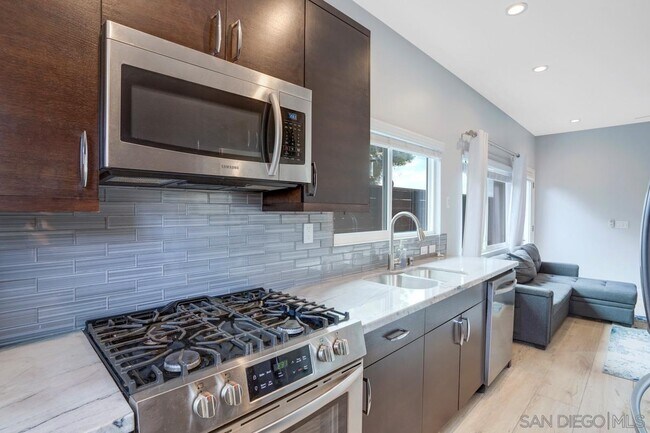 Building Photo - 672 Crest Dr