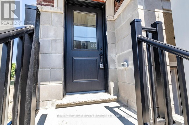 Building Photo - 10 Marret Ln