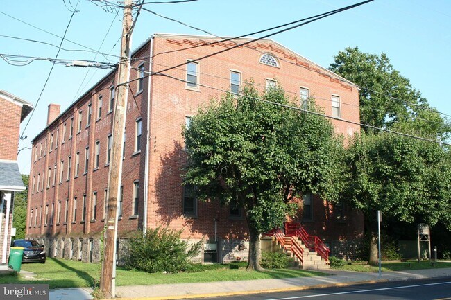 Building Photo - 350 Main St