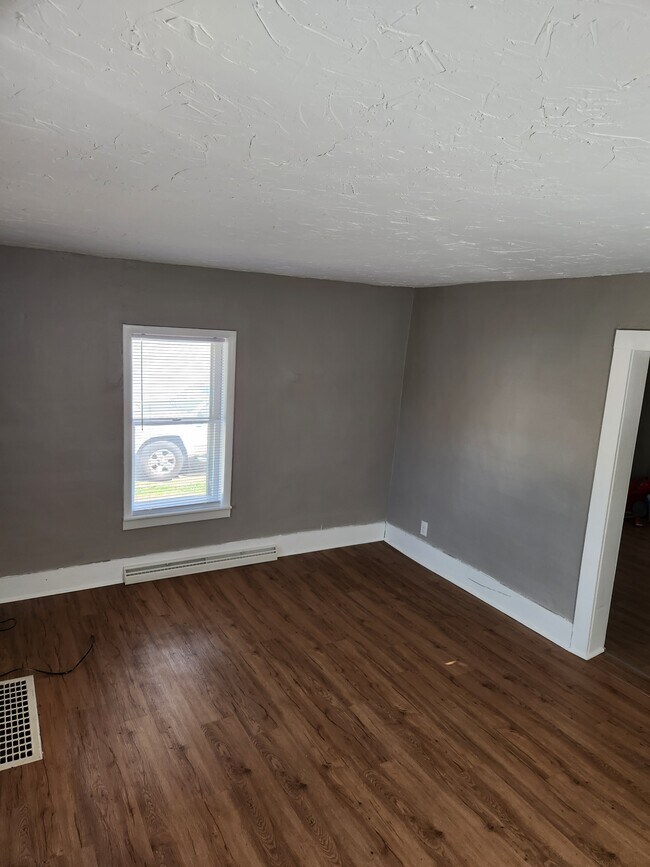 Building Photo - 912 Elm St