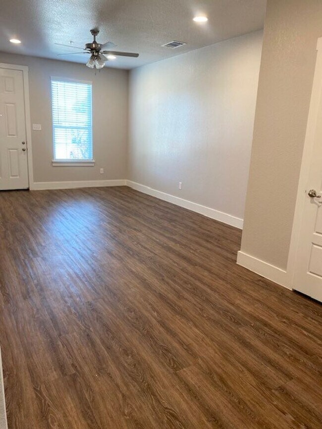 Foto del edificio - Large Townhome on corner lot