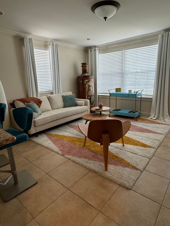 Foto del edificio - 107 Melvyn Dr