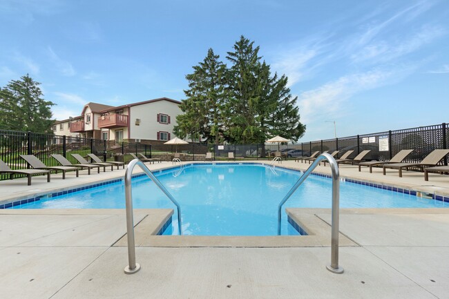 Piscina comunitaria de apartamentos con vista a Ridge - Ridge View Apartments