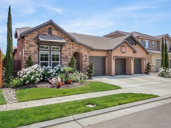 Building Photo - FULLY FURNISHED Clovis North 4/3