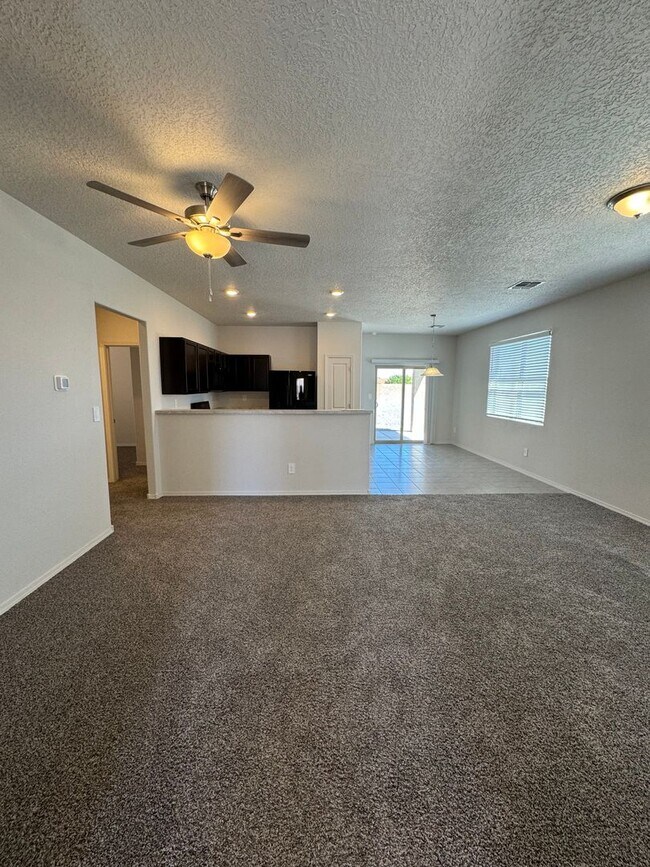 Building Photo - 4 bed 2 bath home in Huning Ranch! Newly B...