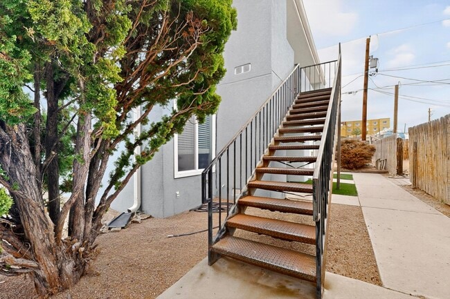 Building Photo - 1812 Buena Vista Dr SE