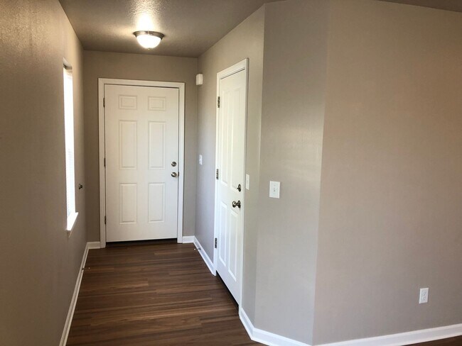Foto del edificio - Newer 4 bed 2.5 bath duplex