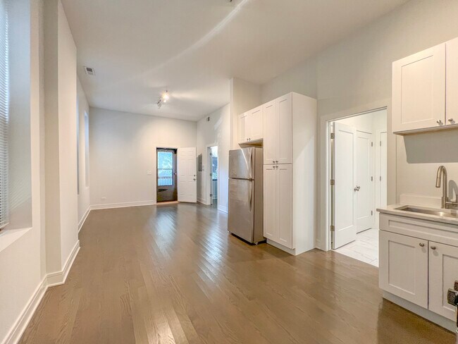 Building Photo - 951 W Armitage Ave